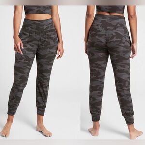 Athleta Salutation CAMO Jogger Size Small